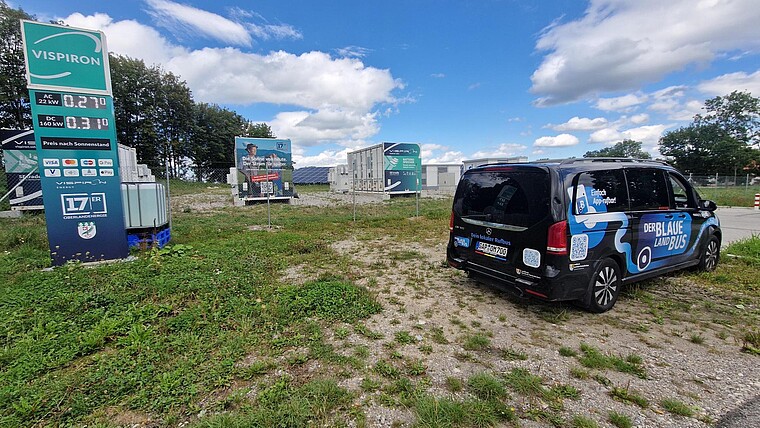 Blauer Land Bus im Energiepark Obersöchering Blauer Land Bus an den Ladesäulen im Energiepark Obersöchering
