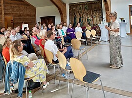11. Kamingespräch auf Gut Schörghof Teilnehmende beim 11. Kamingespräch auf Gut Schörghof während eines Vortrags über Künstliche Intelligenz und Führung