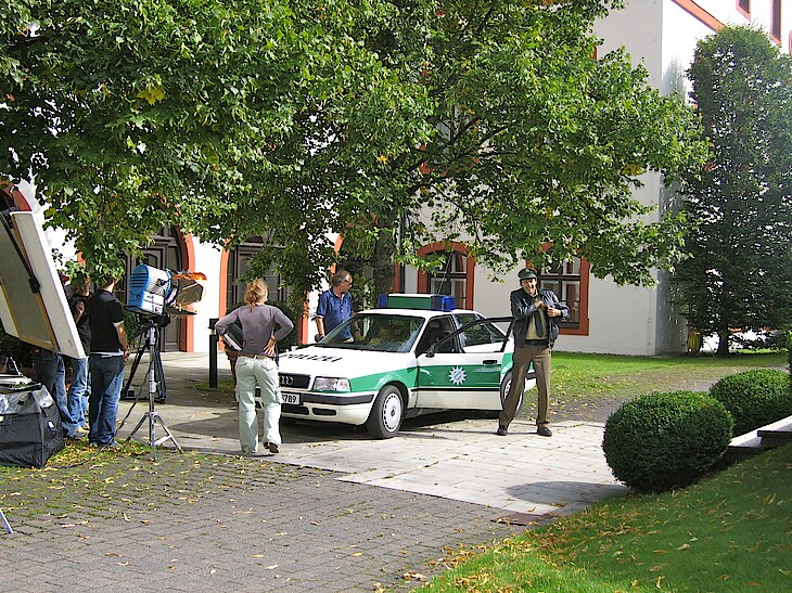 Hubert und Staller mit Polizeiauto in Eurasburg