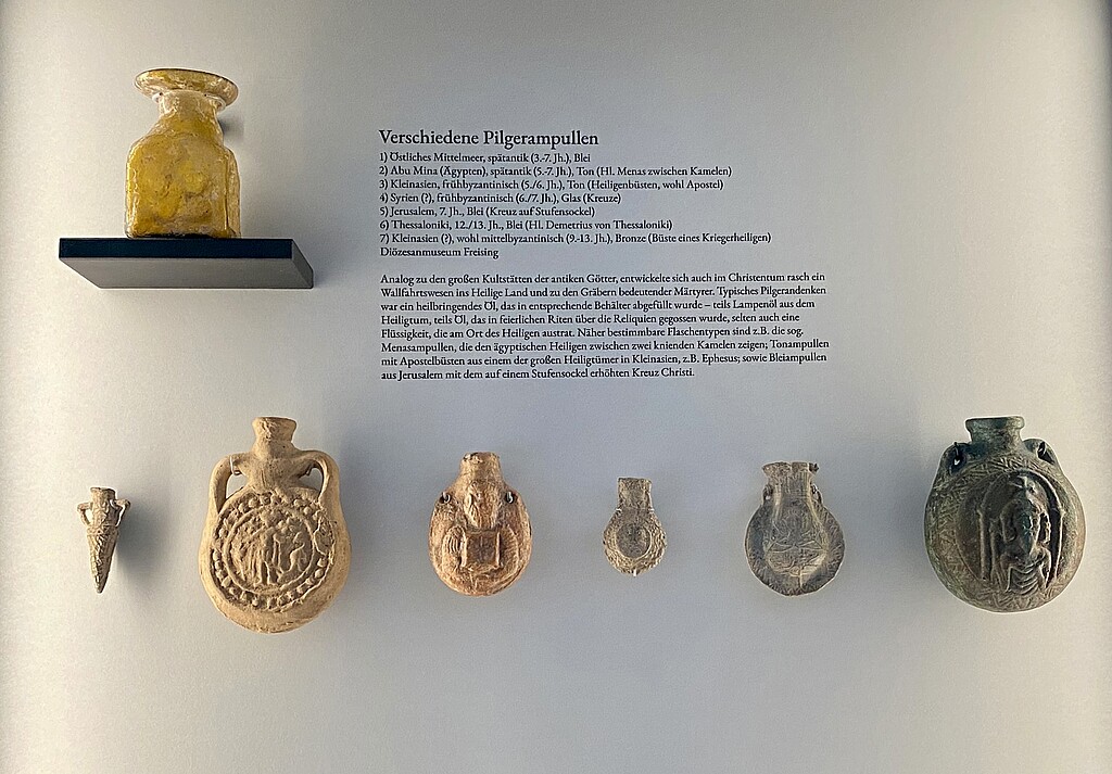 Erholung im Klostergarten. Foto: Gabriele Rüth Verschiedene historische Pilgerampullen sind an einer Wand in der Ausstellung „Seelentrost“ im Kloster Beuerberg zu sehen.