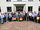 Gruppenfoto vor dem Landratsamt Weilheim-Schongau mit Landrat Johann Bertl, Vertreterinnen und Vertretern der Landkreis-Gemeinden sowie UV-Index-Tafeln.