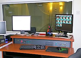 Der Patient ist während der gesamten Untersuchung im Blick.