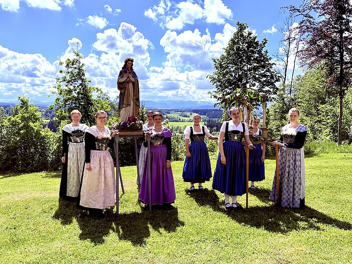 Bruderschaftsfest Eurasburg 2026 Frauen in Tracht mit Marienfigur beim Bruderschaftsfest in Eurasburg vor Alpenpanorama