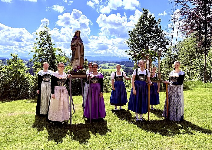 Frauen in Tracht mit Marienfigur beim Bruderschaftsfest in Eurasburg vor Alpenpanorama