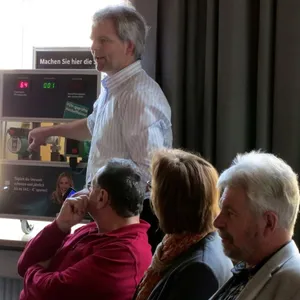 Andreas Scharli erläutert Energiesparen am Modell.