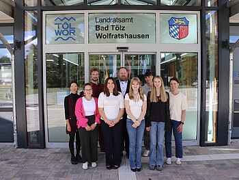 Fünf Nachwuchskräfte mit Vertretern des Landratsamtes Bad Tölz-Wolfratshausen