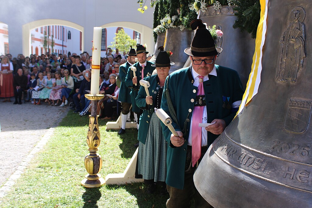 Glockenweihe Beuerberg – Gebirgsschützenkompanie Beuerberg-Herrnhausen Mitglied der Gebirgsschützenkompanie Beuerberg-Herrnhausen beim Anschlagen einer der neuen Bronzeglocken. Weitere Gebirgsschützen stehen im Hintergrund.