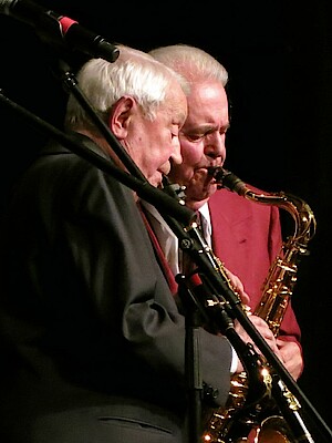 Hugo Strasser und Max Greger sind Musiker, die an die Ära der goldenen Bigband-Zeiten erinnern und bekannt sind aus Funk und Fernsehen.