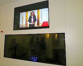 Der Patient sitzt nach vorne hin offen und kann dabei sogar Fernsehen oder Musik hören.