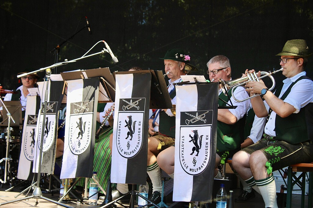 Musiker der Stadtkapelle Wolfratshausen begleiten die Sautrogregatta musikalisch.