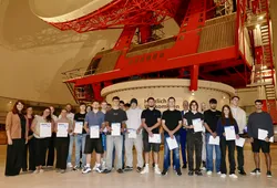 BDS Azubi Akademie: Abschluss der 16. Runde im Radom Raisting Gruppenfoto der Teilnehmerinnen und Teilnehmer der 16. BDS Azubi Akademie bei der Zertifikatsübergabe im Radom Raisting.