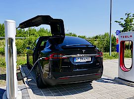 Tesla Model X am Supercharger