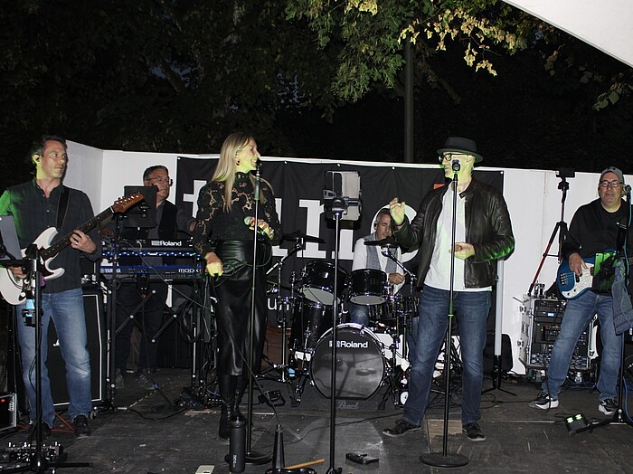 Die Band TuneD spielt im Biergarten der Flößerei