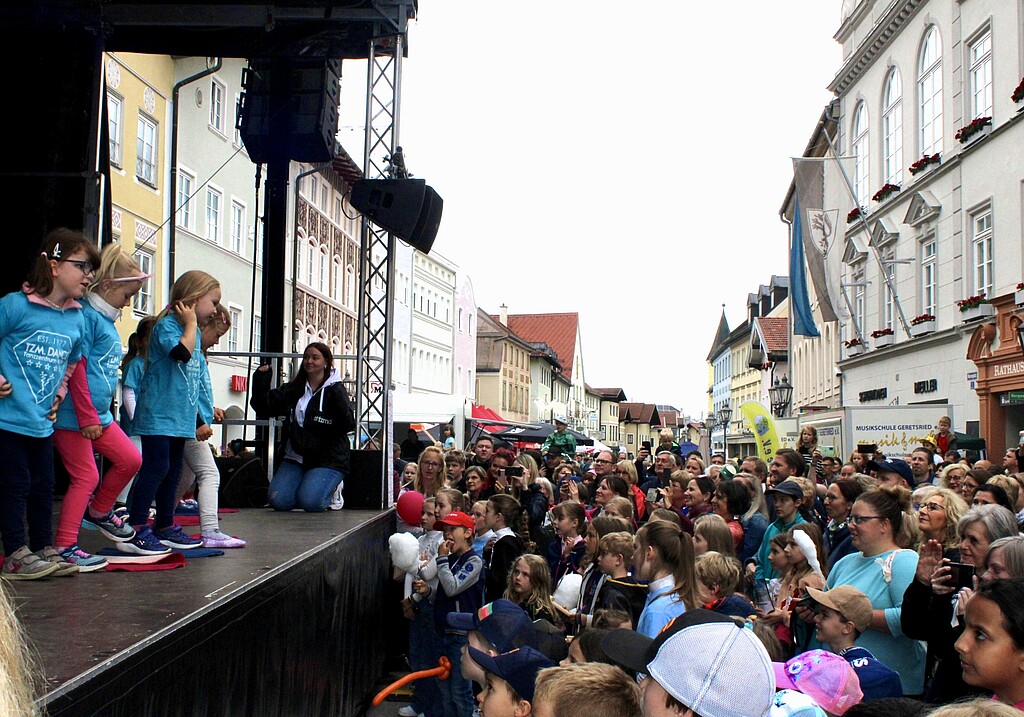 Wolfratshausen 2026: Abendstimmung beim Bürgerfest Besucher genießen das Kulturprogramm beim Bürgerfest in Wolfratshausen vor der Bühne in der Altstadt