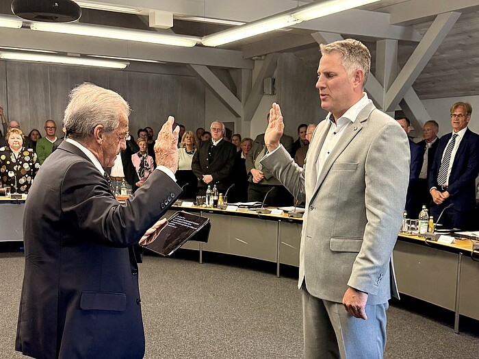 Patrik Kohlert wird bei der konstituierenden Sitzung des Geretsrieder Stadtrats als Erster Bürgermeister vereidigt