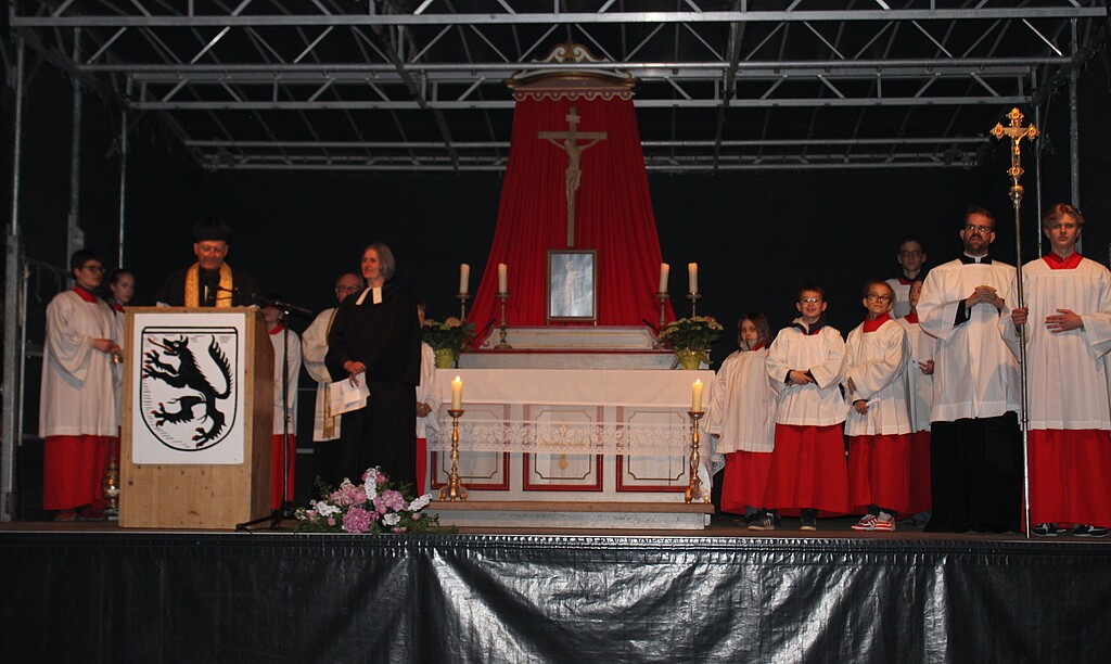 Auf einem der beiden Flöße stand eine Statue des heiligen Johannes Nepomuk. Foto: Peter Herrmann Segensandacht an der alten Floßlände bei der Johanni-Floßprozession in Wolfratshausen