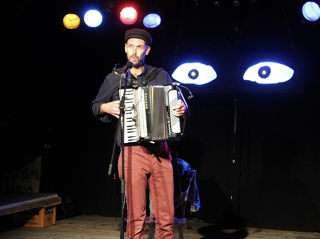 Maxi Pongratz Maxi Pongratz mit Akkordeon auf der Bühne