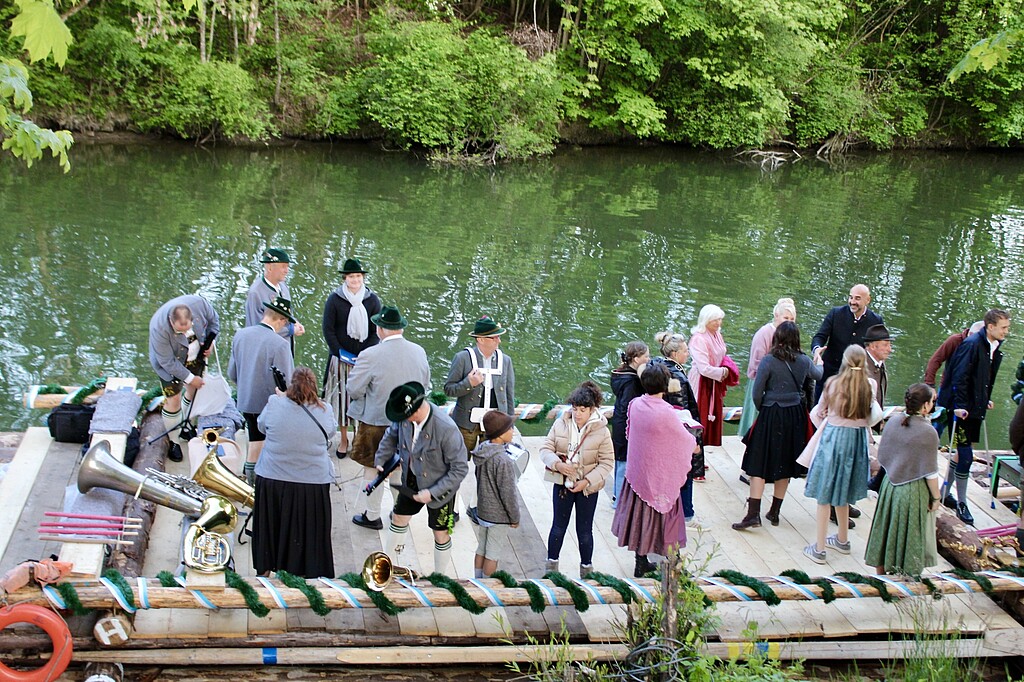Johanni-Floßprozession auf der Loisach Flöße der Johanni-Floßprozession in der Nähe des Poign