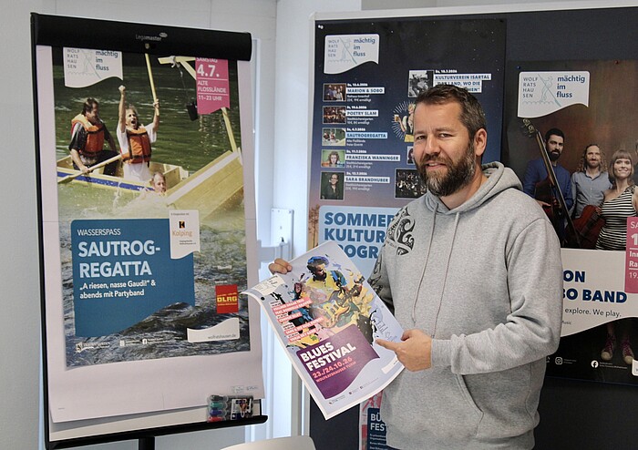 Andreas Kutter präsentiert das Kulturprogramm 2026 der Stadt Wolfratshausen.