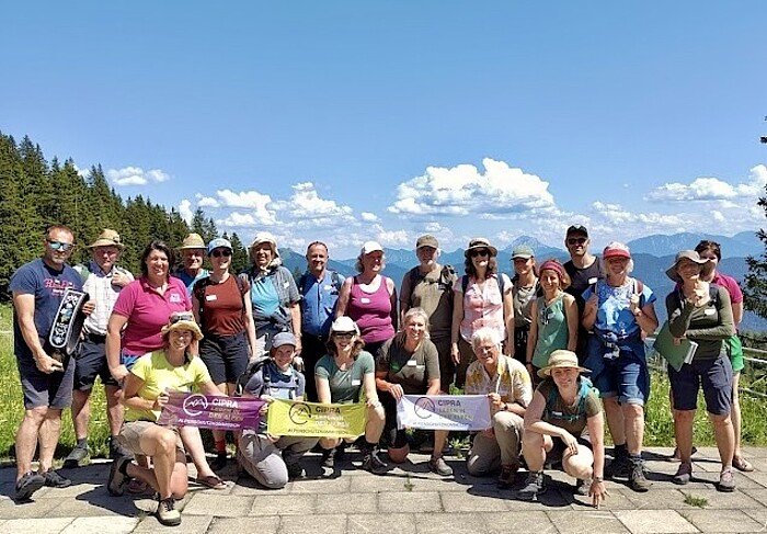 Teilnehmende des Alm-Lehrgangs im Isarwinkel vor einer Berglandschaft
