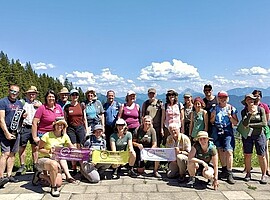 Teilnehmende des Alm-Lehrgangs im Isarwinkel vor einer Berglandschaft