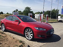 Abfahrt mit dem Tesla Model S nach Einweisung 