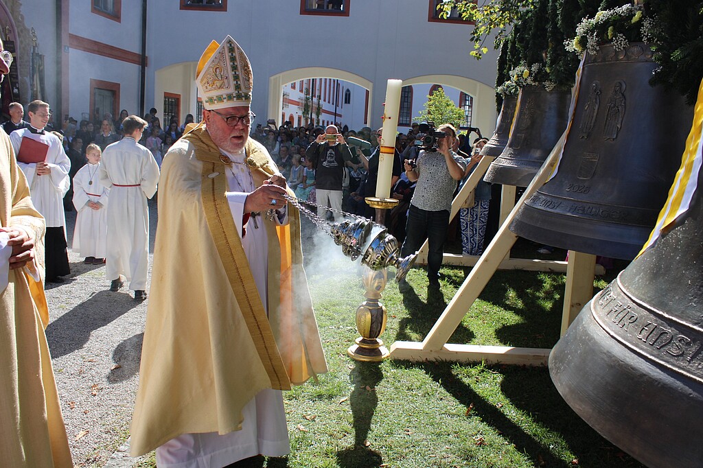 Glockenweihe in Beuerberg – Weihrauch Kardinal Reinhard Marx schwenkt ein Weihrauchfass vor den neuen Bronzeglocken der Stiftskirche St. Peter und Paul.