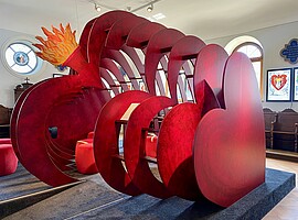 Ein großes begehbares rotes Herz ist in der Ausstellung „Seelentrost“ im Kloster Beuerberg zu sehen.