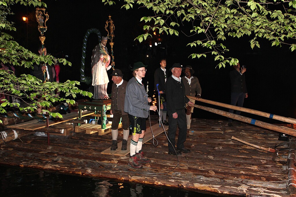 Johanni-Floßprozession auf der Loisach in Wolfratshausen Johanni-Floßprozession mit der Statue des heiligen Johannes Nepomuk auf der Loisach in Wolfratshausen