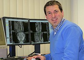 Dr. Andreas Förg nimmt sich Zeit für seine Patienten.