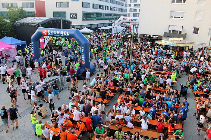 Besucher und Teilnehmer feiern beim Alpenland Firmenlauf 2026 auf dem Karl-Lederer-Platz in Geretsried