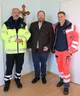 Oskar Ehehalt, Landrat Ludwig Schmid und Roland Herzog stehen nebeneinander. Ehehalt und Herzog tragen Einsatzkleidung.