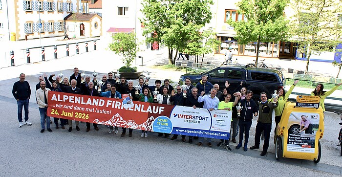 Gruppenfoto von Organisatoren und Sponsoren des Alpenland Firmenlaufs 2026 in Geretsried