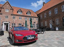 Tesla Model S in Jelling und Ribe / DK