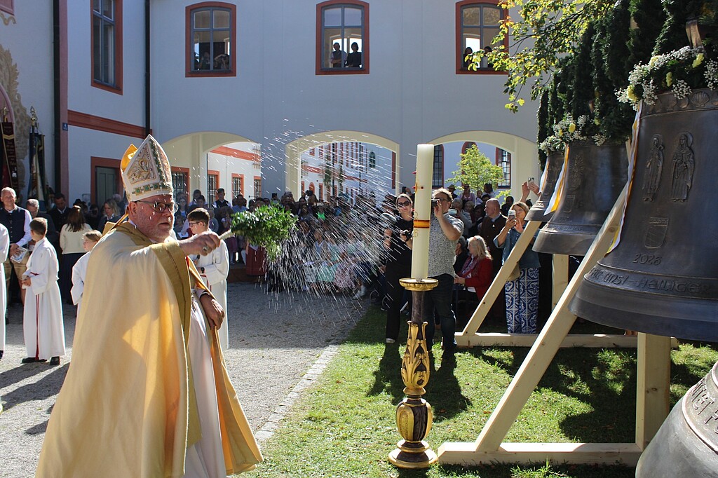 Glockenweihe in Beuerberg Kardinal Reinhard Marx besprengt die neuen Bronzeglocken vor der Stiftskirche St. Peter und Paul mit Weihwasser.