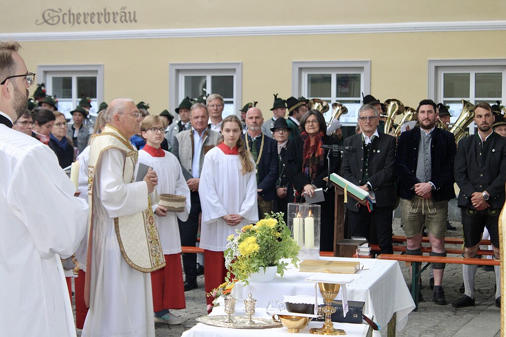 Gottesdienst zur Johanni-Floßprozession in Wolfratshausen Gottesdienst vor der Kirche St. Andreas bei der Johanni-Floßprozession in Wolfratshausen