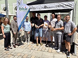Vertreter des Landkreises, der Kreishandwerkerschaft Oberland und beteiligter Bäckereien präsentieren das PUREGIO-Pfaffenwinkelbrot.