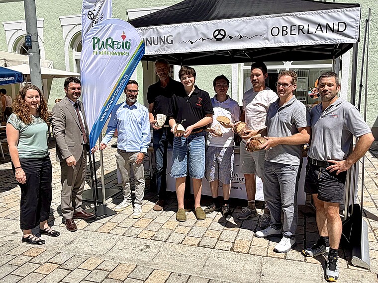 PUREGIO-Pfaffenwinkelbrot Vertreter des Landkreises, der Kreishandwerkerschaft Oberland und beteiligter Bäckereien präsentieren das PUREGIO-Pfaffenwinkelbrot.