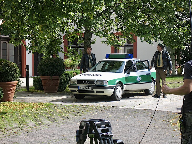 Hubert und Staller mit Polizeiauto