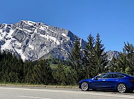 MIt dem Tesla Model 3 entlang der Deutschen Alpenstraße