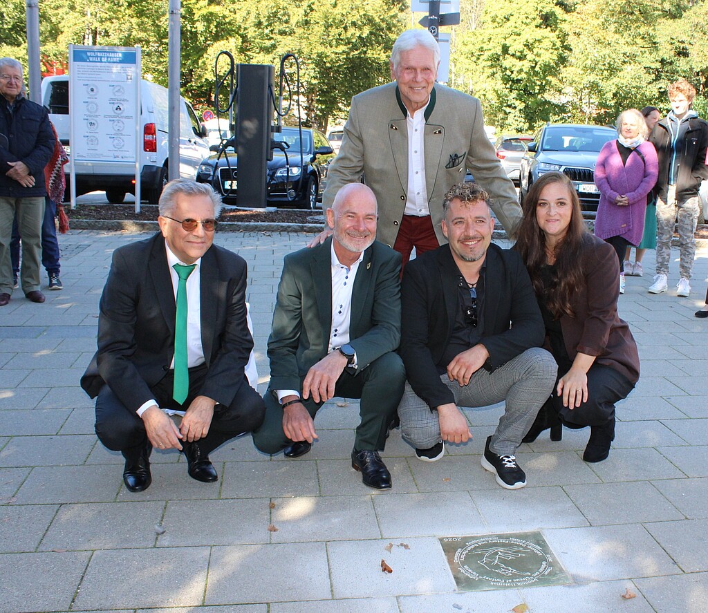 Dominik Halamek bei der Walk-of-Fame-Ehrung in Wolfratshausen Dominik Halamek mit Klaus Heilinglechner, Ernst Gröbmair, Hans-Werner Kuhlmann und einer weiteren Teilnehmerin bei der Ehrung