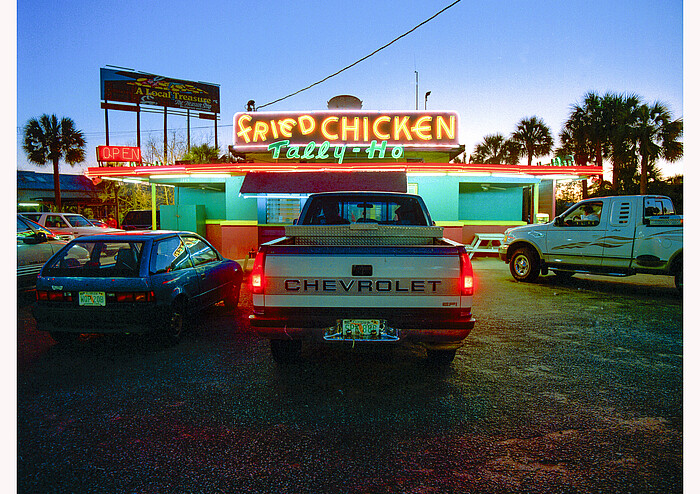 Neonbeleuchtetes Fast-Food-Restaurant in Panama City, Florida bei Nacht