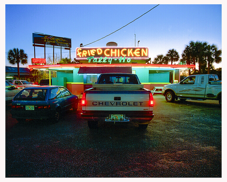 Neonbeleuchtetes Fast-Food-Restaurant in Panama City, Florida bei Nacht