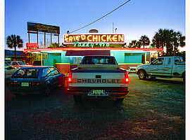 Neonbeleuchtetes Fast-Food-Restaurant in Panama City, Florida bei Nacht