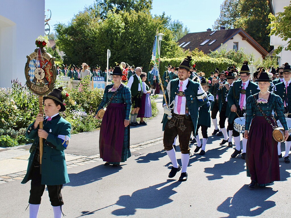 Glockenweihe Beuerberg – Festzug der Gebirgsschützen Mitglieder der Gebirgsschützenkompanie Beuerberg-Herrnhausen ziehen in Festtracht mit Fahnen und Musik durch Beuerberg.