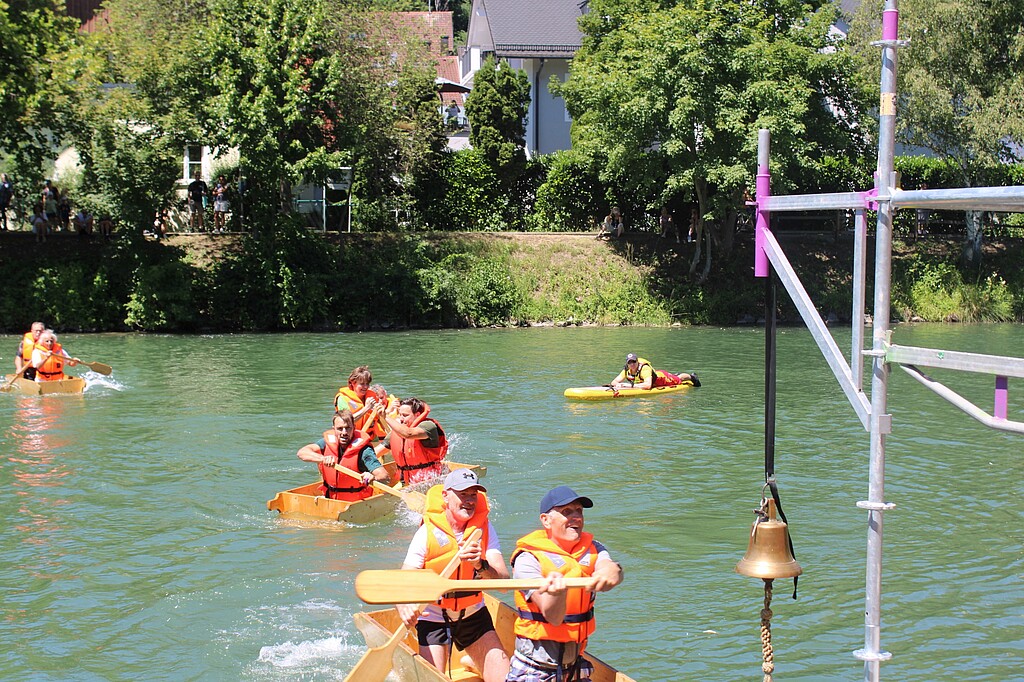 Bürgermeister Klaus Heilinglechner und Stadtrat Helmuth Holzheu paddeln beim VIP-Rennen der Sautrogregatta in Wolfratshausen auf die Zielglocke zu.