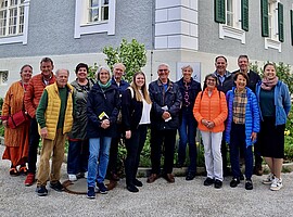 Teilnehmergruppe vor dem LongLeif ServiceZentrum in Garmisch-Partenkirchen