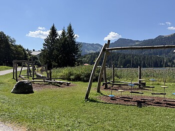 Spielplatz am Spitzingsee Spielplatz auf einer Wiese am Spitzingsee mit Bergen im Hintergrund